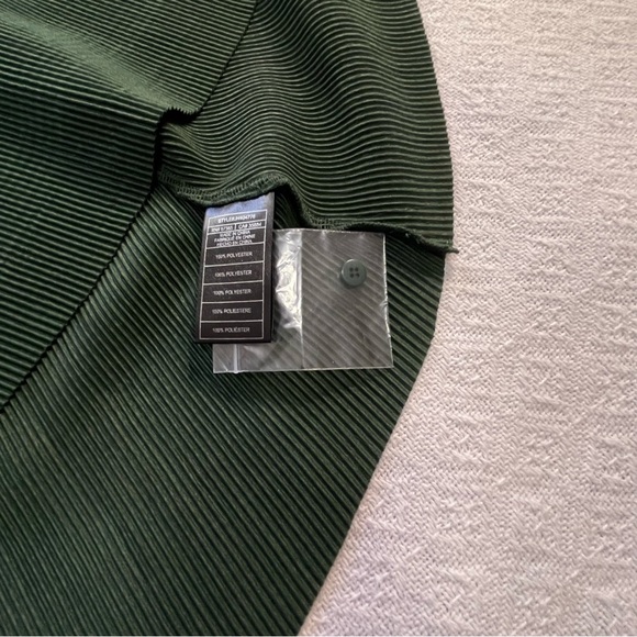 BB Dakota Forest Green Top Size Medium ~ Perfect for date night or Business Wear - Picture 9 of 11